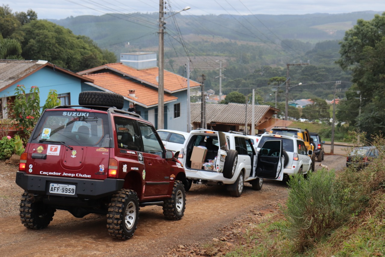 Caçador Jeep Clube realizam doações de alimentos